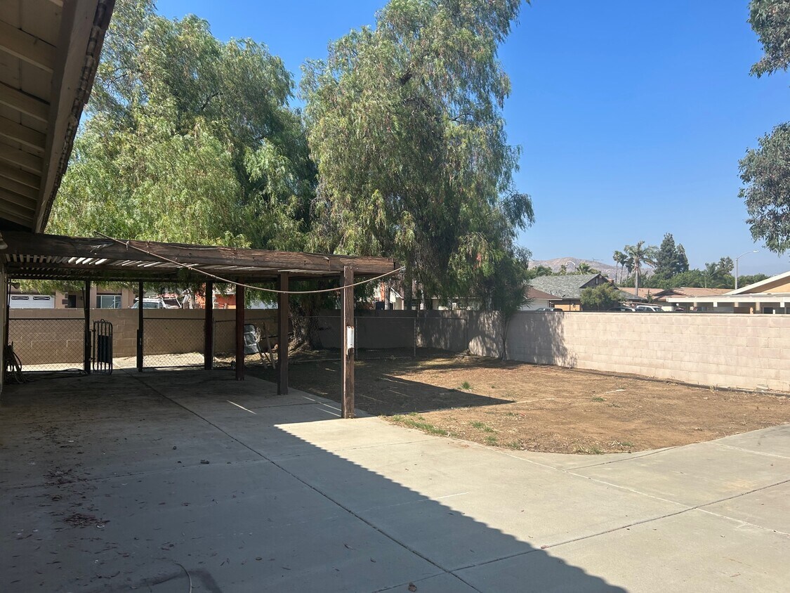 Foto del edificio - 12540 Shadybend Dr