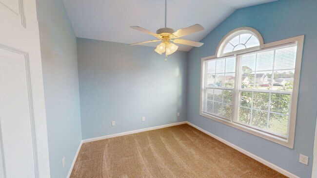 Foto del edificio - 4 Bedrooms in Established Hope Mills Commu...