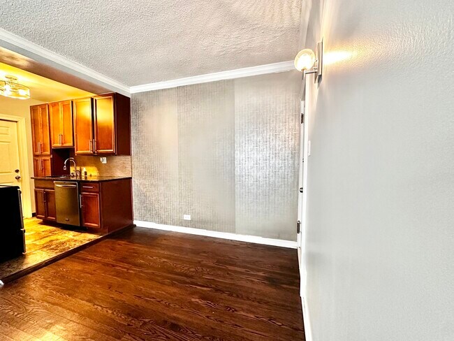 Building Photo - 840 W Ainslie St