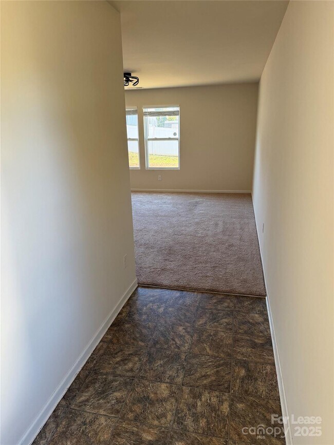 Foto del edificio - 6935 Nathan Dr