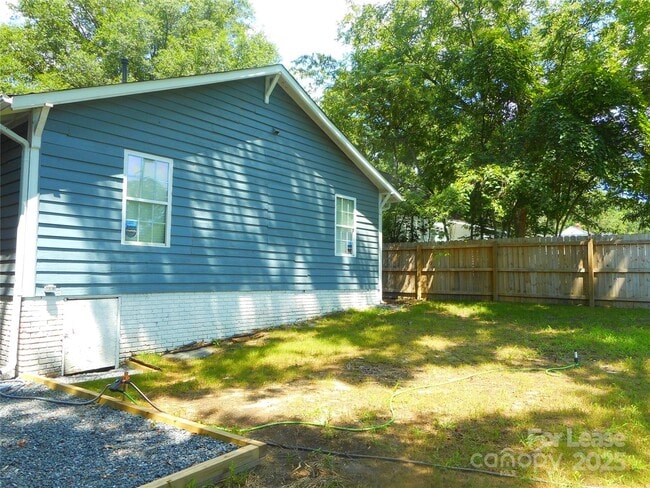 Foto del edificio - 2233 Highland St