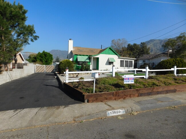 Building Photo - Farmhouse Style 2BD/1BA House For Rent   i...