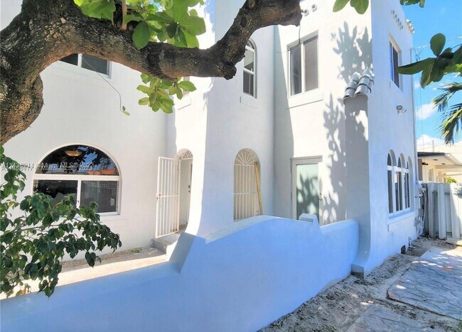 Building Photo - 1680 NW 22nd Ct