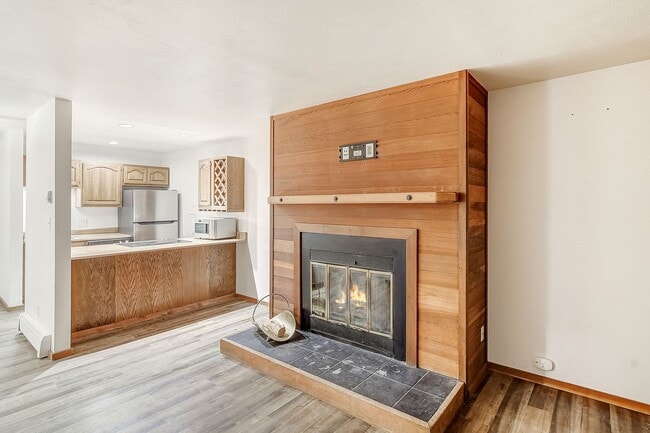 Building Photo - Wilderness One Bedroom Available 7/7!  Close to hiking trails and great amenities.  Amazing SUN!
