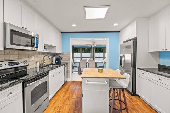 Building Photo - 1880 Kathy Ln