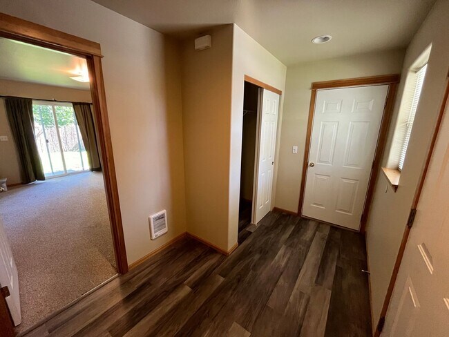 Foto del edificio - Nicely Update Home in Great Location with Hot Tub Care Included