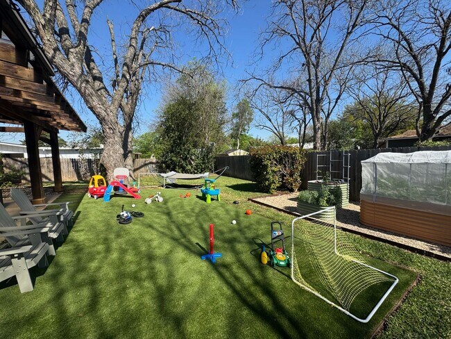 Building Photo - Beautifully Maintained Corner Lot Waco Home