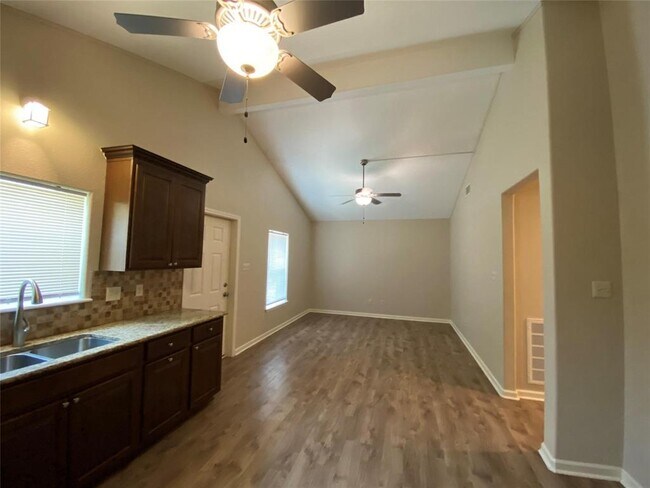 Foto del edificio - 140 Huisache St