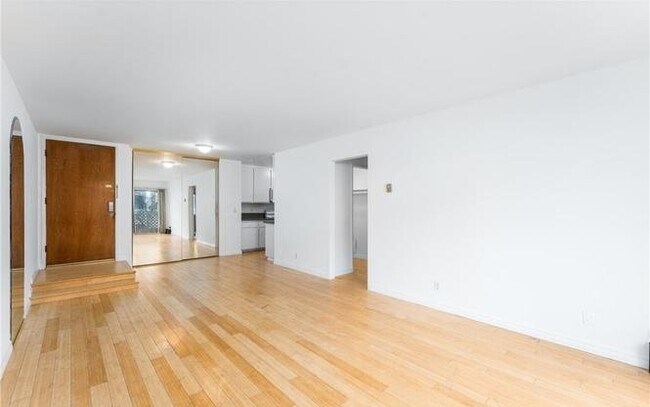 Foto del edificio - "Pristine 1-Bed Condo at 3565 Linden Ave, ...