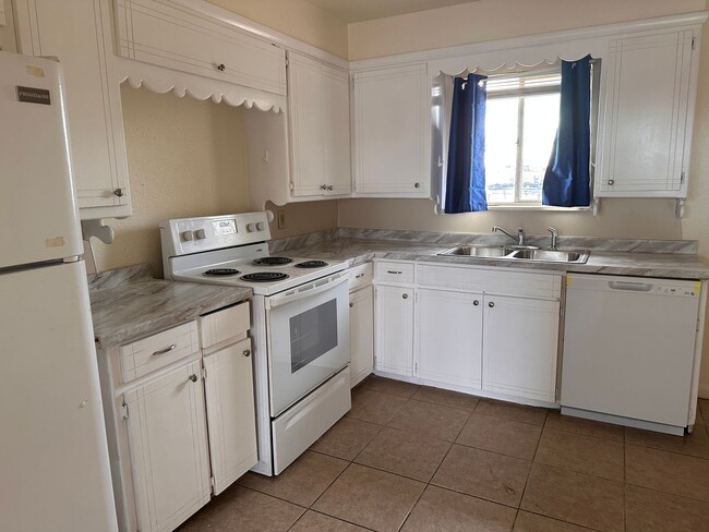 Building Photo - Updated 4 bedroom, 1 bath home in central ...