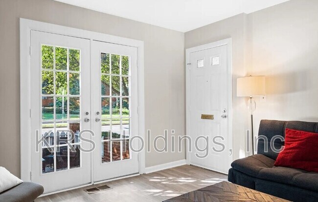 Building Photo - 2515 S Walter Reed Dr