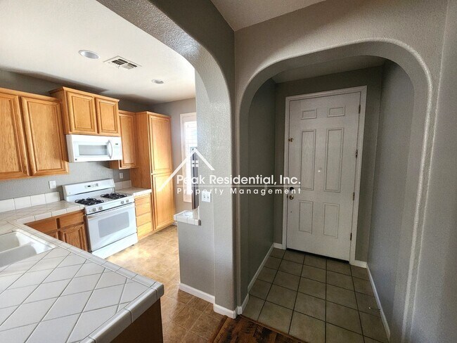 Foto del edificio - Wonderful 3bd/2ba Elk Grove Home with 2 Ca...