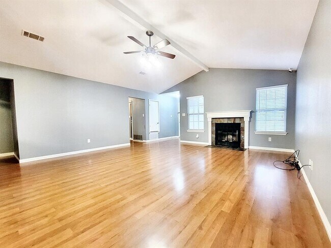 Foto del edificio - 6703 Luckenbach Ln