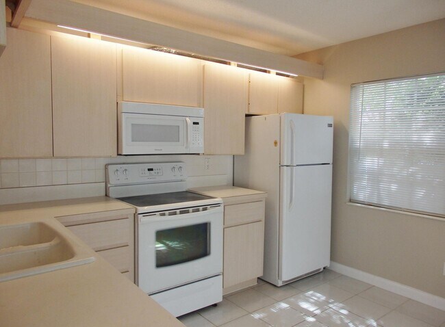 Building Photo - 2400 SW Danbury Ln