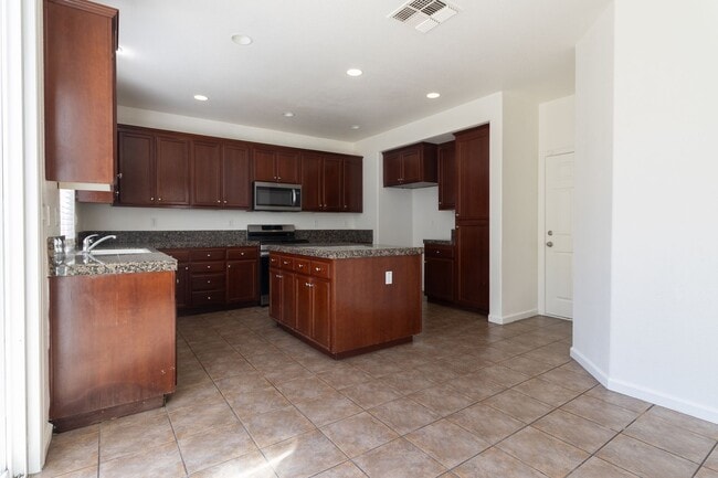 Foto del edificio - Move in Special $100 off first month rent!...