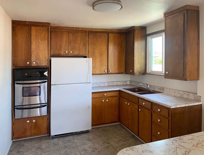 Building Photo - 271 La Verne Ave