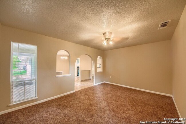 Foto del edificio - NE San Antonio 3 bedroom home in establish...