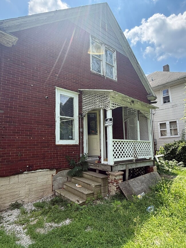 Building Photo - 442 W Division St