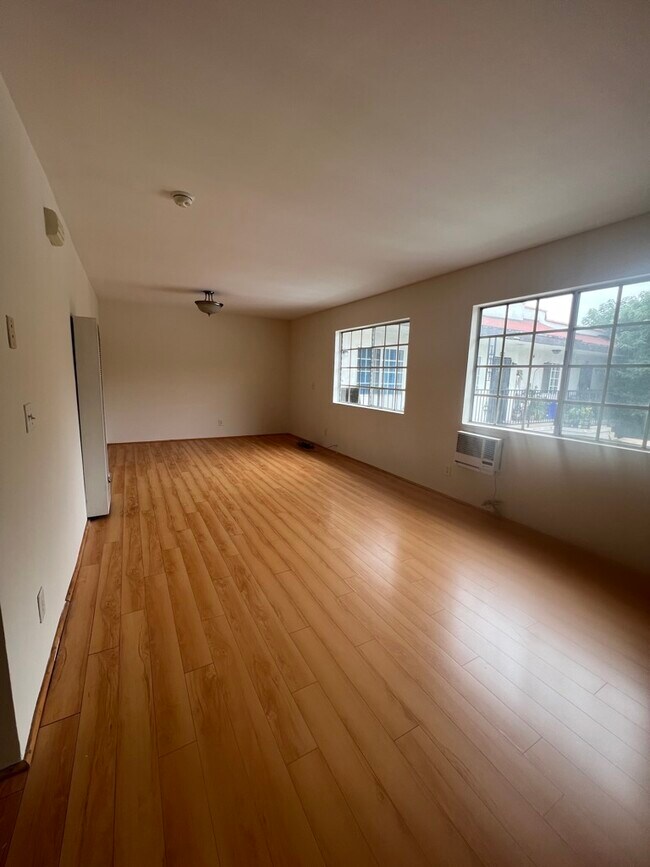 Foto del edificio - 1170 N Hobart Blvd