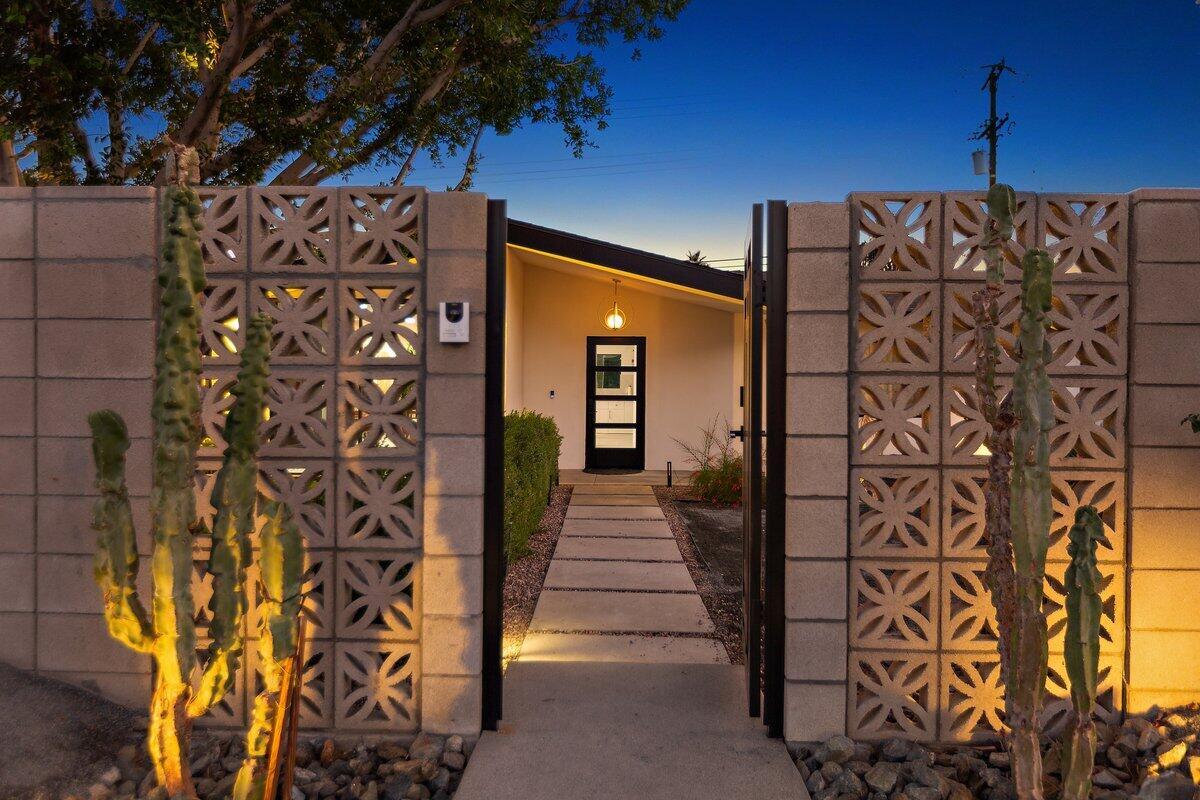 Foto principal - 565 W Yorba Rd