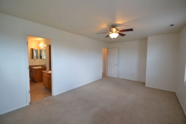 Building Photo - 3 Bedroom Townhome Available Now!
