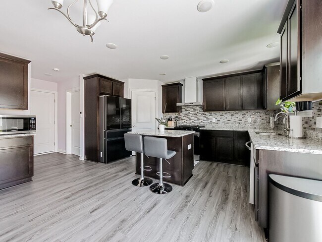 Foto del edificio - Exquisite 2024 Newly Constructed Lake View...