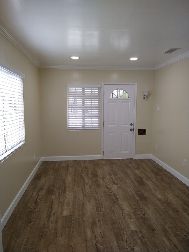 Living room - 3364 Tyburn St