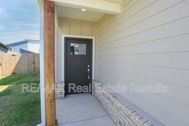Building Photo - 1508 SW Poigai Wy
