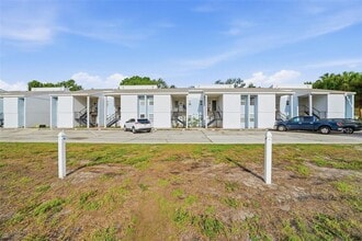 Building Photo - 3821 N Oak Dr