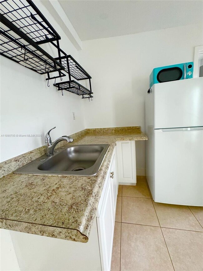 Foto del edificio - 323 NW 105th St