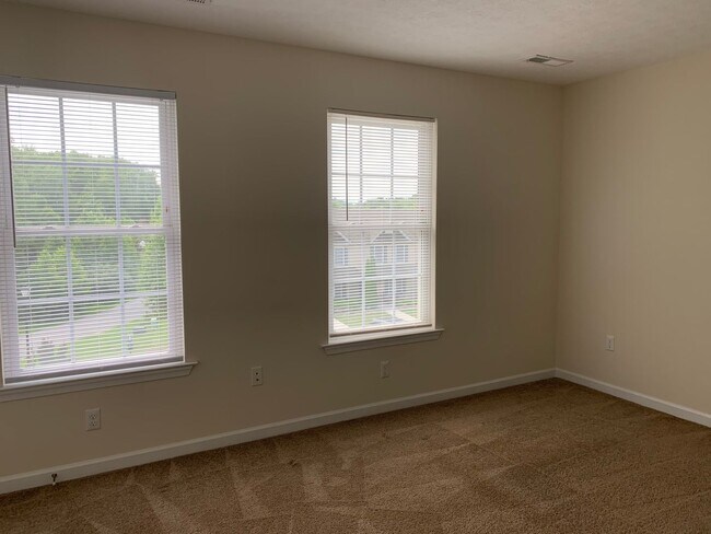 Foto del edificio - Three Level Townhome off Wards Road