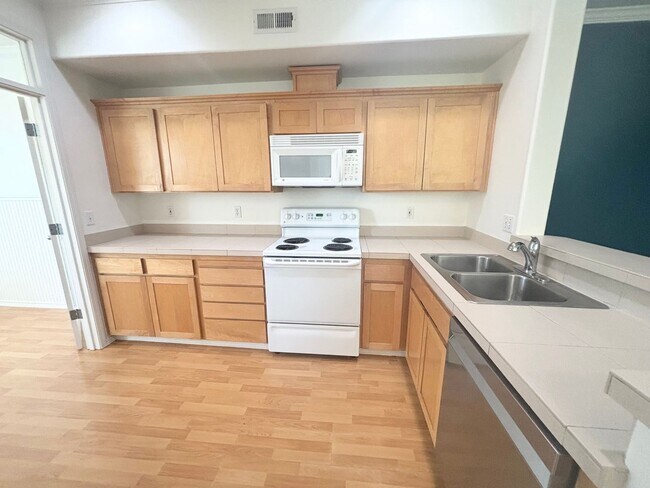 Foto del edificio - 3 Bedroom Forest Heights Condo! Water & Se...