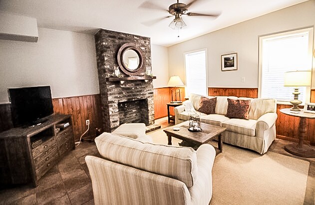 Building Photo - Beautiful Downtown Carriage House!