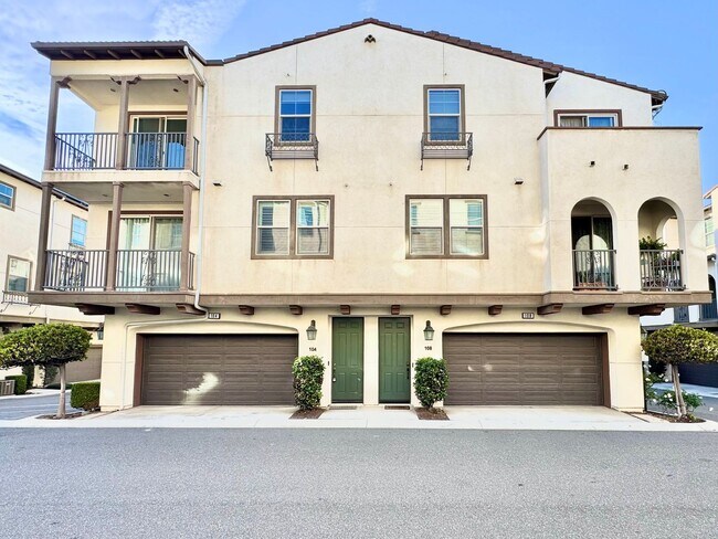 Foto del edificio - Newer Built Townhome with Solar in Gated Community! Pet-Friendly!