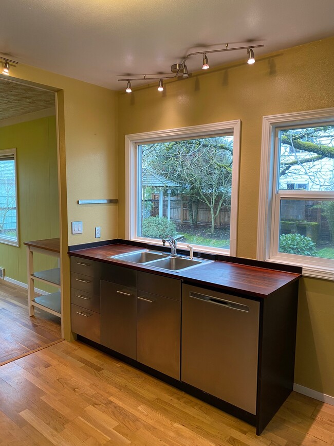 Kitchen - stainless - 3200 SE 78TH AVE