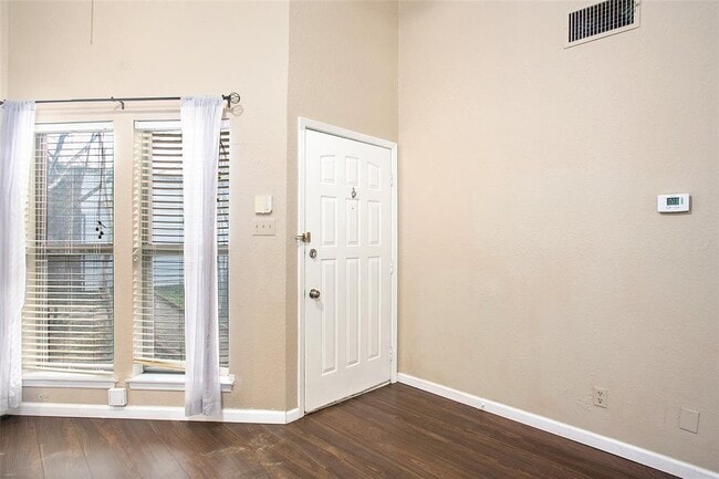 Building Photo - 9209 Sweetwater Dr