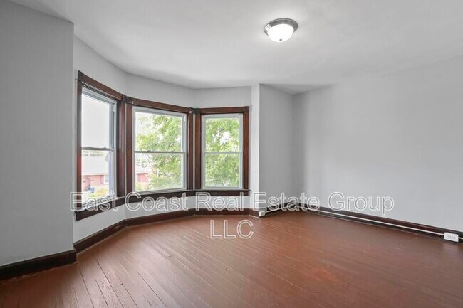 Foto del edificio - 221-223 W Howard Street