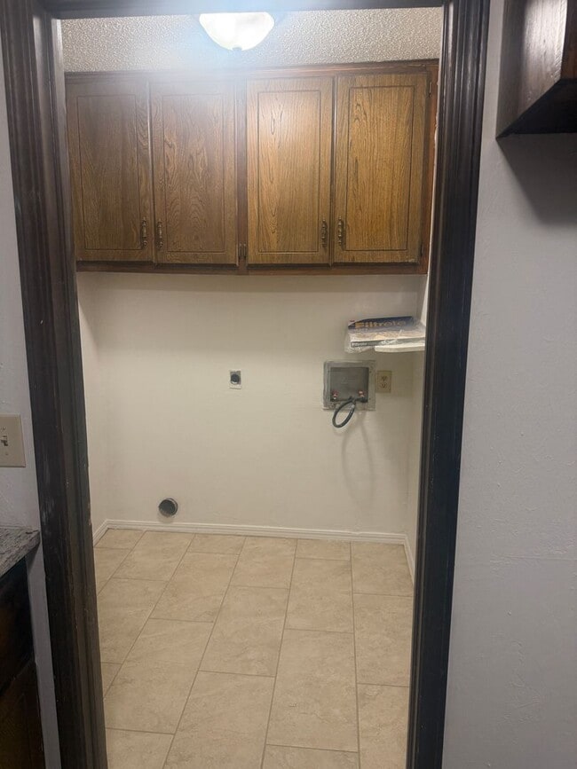 Building Photo - 735 Willow Run