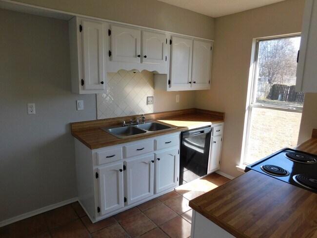 Building Photo - 6190 Somerset Dr