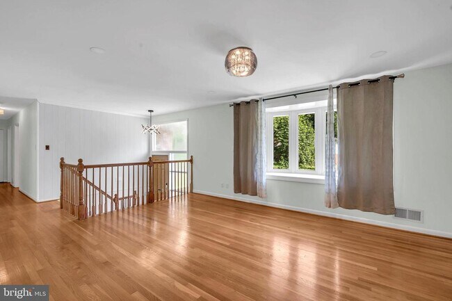 Building Photo - 6403 Hollins Dr