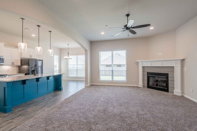 Foto del edificio - NEW LISTING! 4 bed/ 2 bath with updates th...