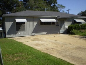 Building Photo - 906 Rose Cir