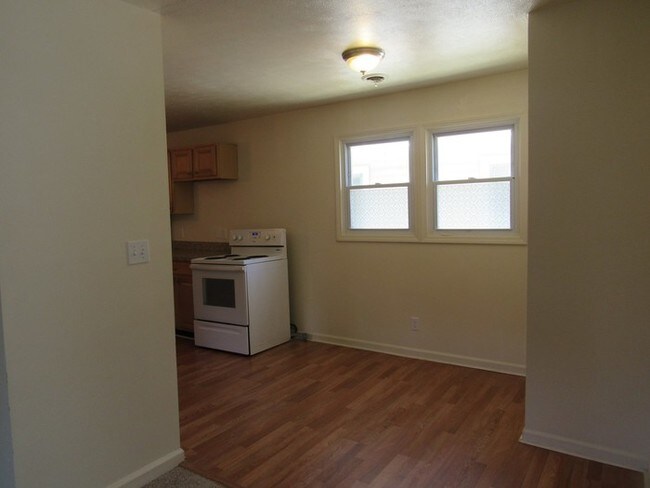 Building Photo - Charming Updated 2BD Cottage in Euclid!