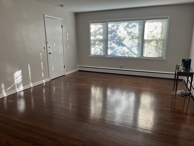 Building Photo - A 3 bedroom apartmen in Des Plaines