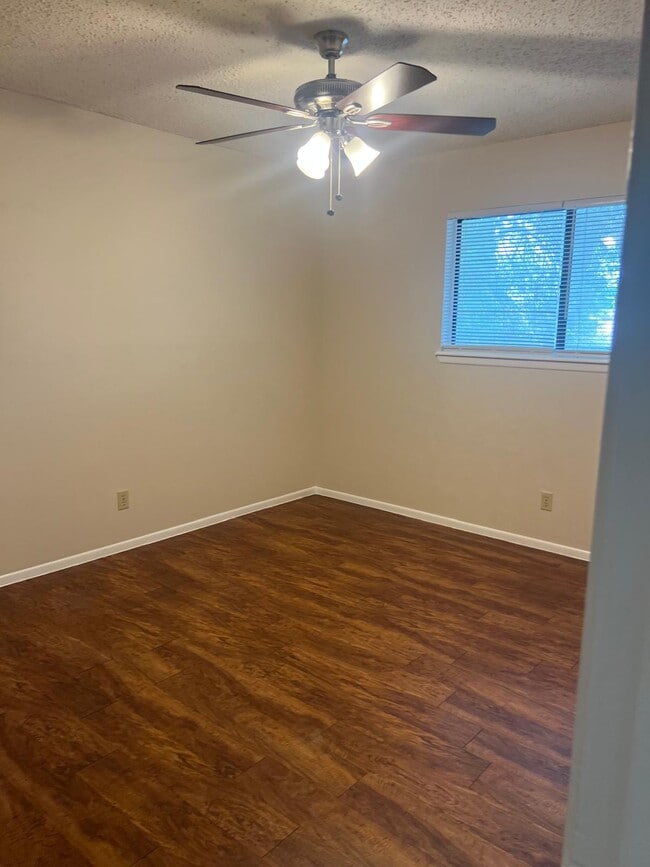 Building Photo - 909B Castle Heights Dr