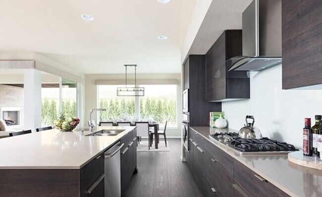 Building Photo - Beautiful, Modern Fully Air Conditioned Ho...