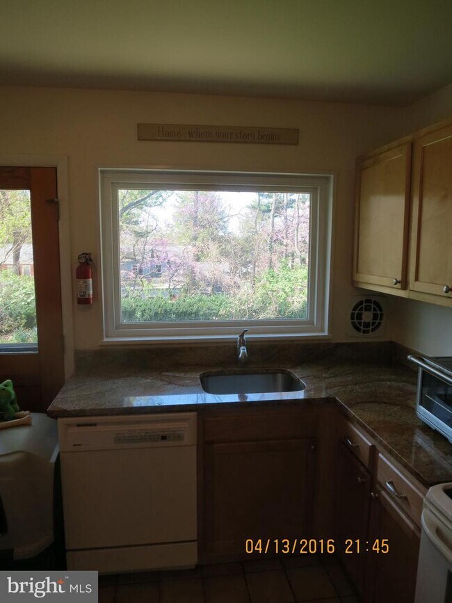 Building Photo - 8702 Ewing Dr