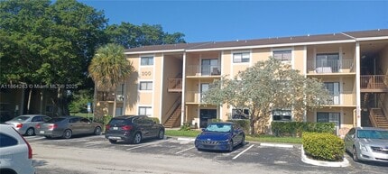 Building Photo - 300 Palm Cir W