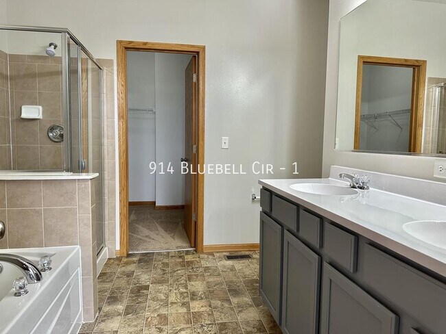 Foto del edificio - 914 Bluebell Cir