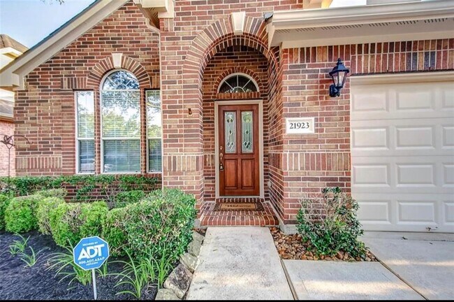 Building Photo - 21923 Field Green Dr